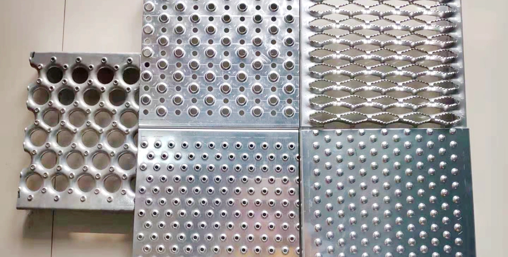The dimensions and specifications of the anti-slip punching plate vary from manufacturer to manufacturer, and the common specifications are as follows:
Thickness: 1.5mm-6mm
Aperture: 1mm-20mm
Spacing: 2mm-50mm
Board width: 1m-2m
Board length: 1m-6m
The above are only common specifications, non-slip perforated sheets are available in a variety of sizes, thicknesses and patterns to suit different applications. They can be customized to meet specific requirements and can be coated or painted for additional protection against corrosion and wear.